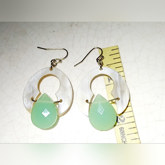 Beautiful abstract buffalo horn green faceted pearlesque teardrop hook earrings - Picture 6 of 7